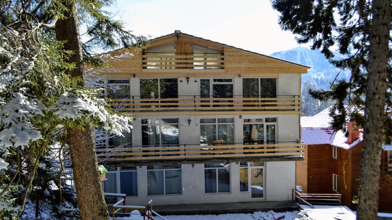 თორმეტსაძინებლიანი კოტეჯი ბაკურიანში