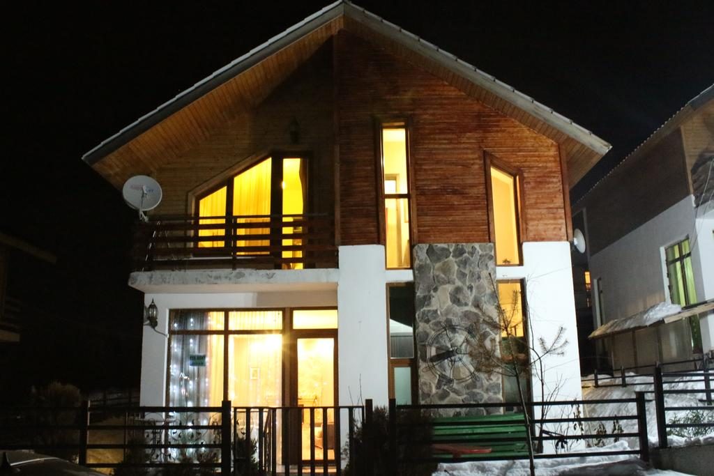 K-31-1 ორსაძინებლიანი კოტეჯი ბაკურიანში 25-ანებიდან 200 მეტრში.